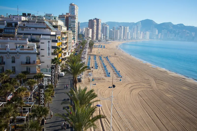 Bilbaíno: Seafront, Levante beach and promenade from above on a sunny day
