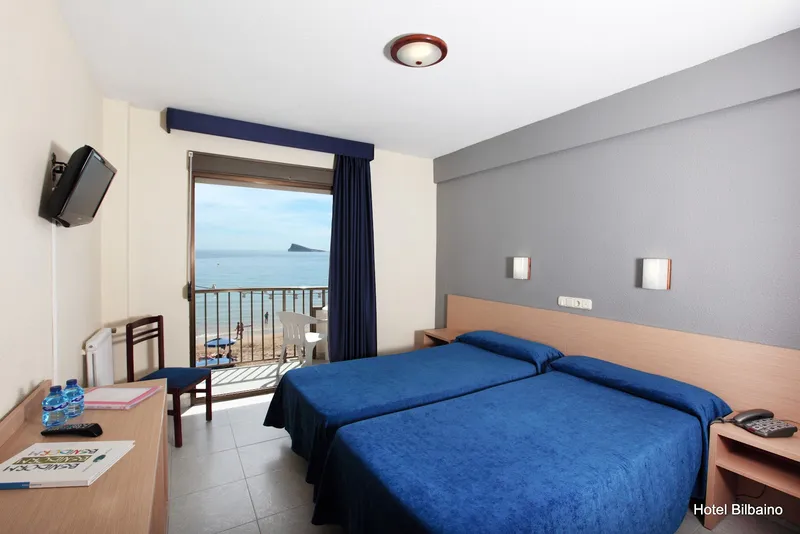 Bilbaíno: Twin room, Twin room with blue bedspreads and a balcony