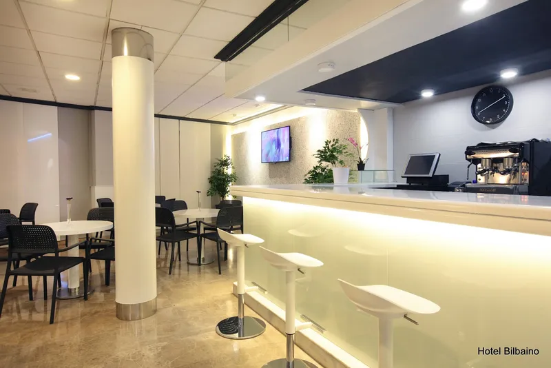 Bilbaíno: Bar, Lit bar counter with white stools and tables