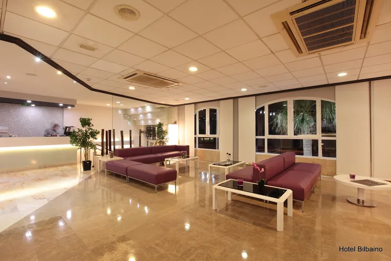 Bilbaíno: Lobby, Lobby with reception desk and red sofas