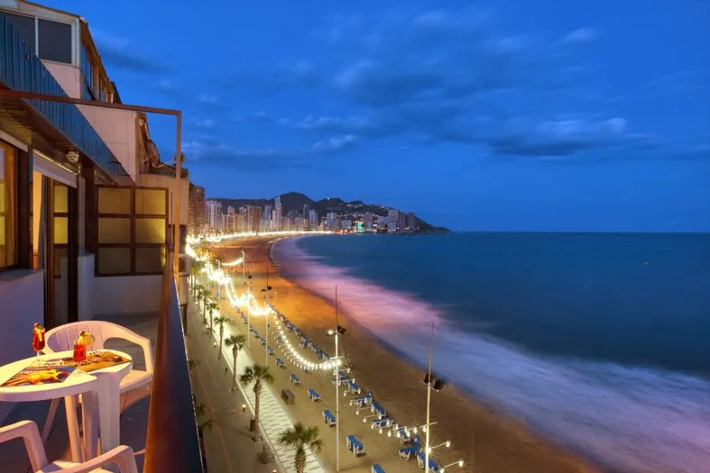 Bilbaíno: Terrace at night, Terrace table above the lit-up promenade and Levante beach