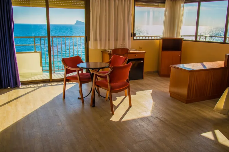 Bilbaíno: Sea-view room, Room with table and chairs by sea-facing windows