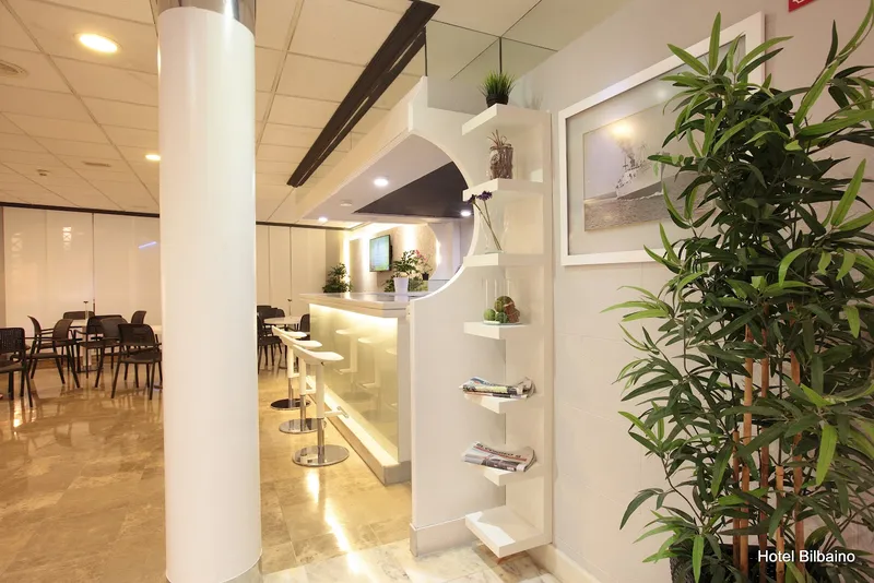 Bilbaíno: Bar area, Bar corner with stools, shelves and plants