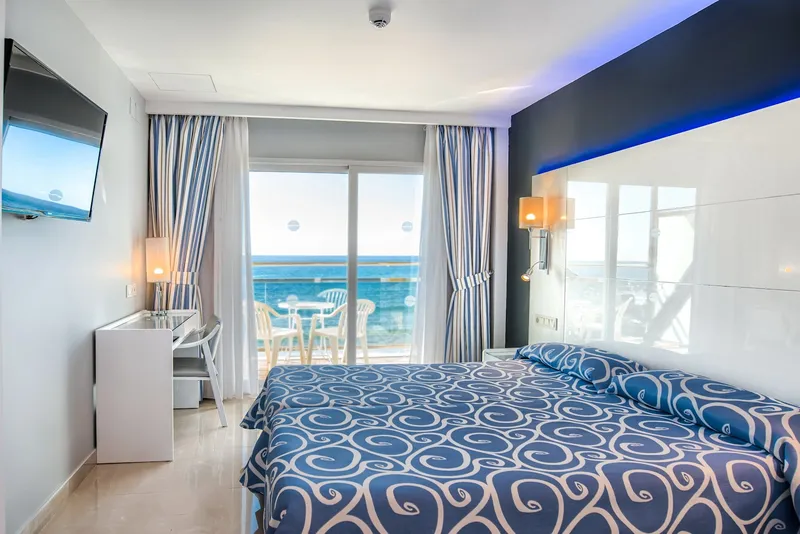 La Cala: Sea-view room, Double bed with balcony doors facing the sea