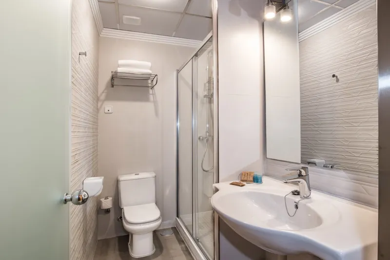 La Cala: Bathroom, Shower cubicle, toilet and basin