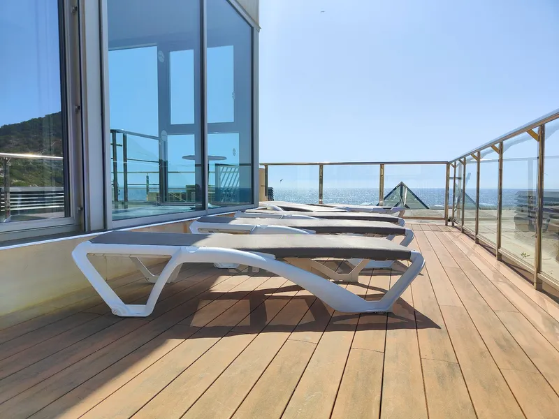 La Cala: Sun deck, Wooden deck with loungers and glass railings