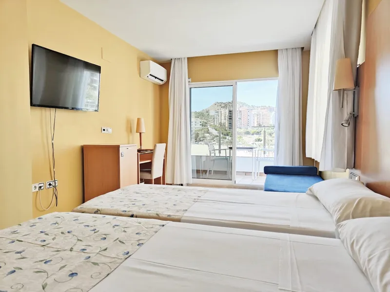 La Cala: Twin room, Twin beds, wall TV and balcony with hill view