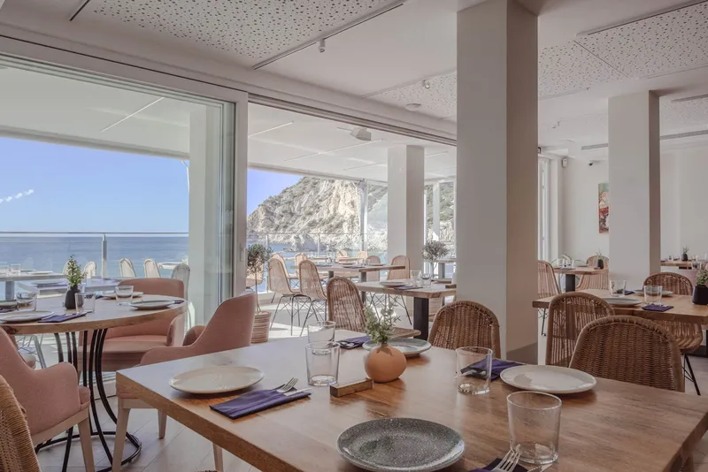 La Cala: Restaurant, Dining room with laid tables and sea view