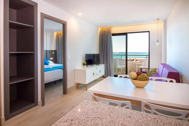 La Era Park: Apartment, Living area and bedroom