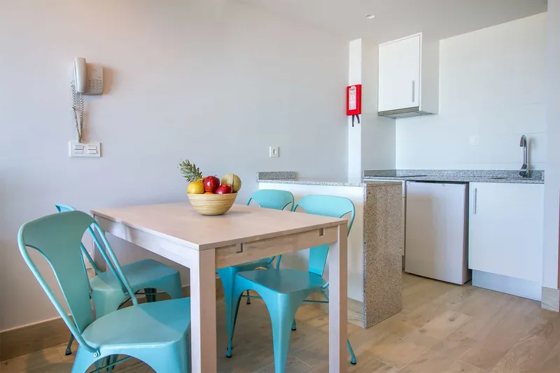 La Era Park: Kitchen, Dining table and kitchenette
