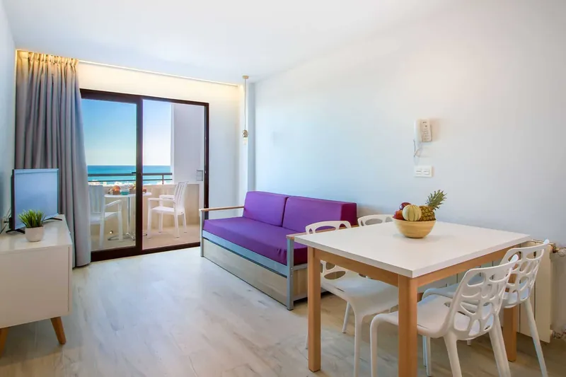 La Era Park: Living room, Apartment lounge with a sea-view balcony