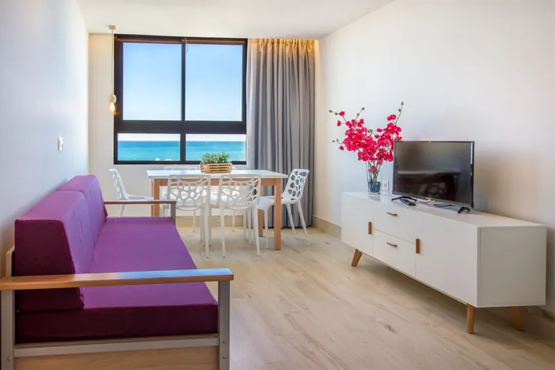 La Era Park: Lounge, Sofa and dining table by the window