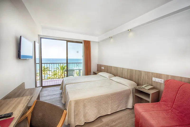 Montemar: Sea-view room, Twin room with red armchair and balcony to the sea