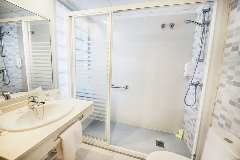 Montemar: Bathroom, Shower cubicle and basin in a tiled bathroom