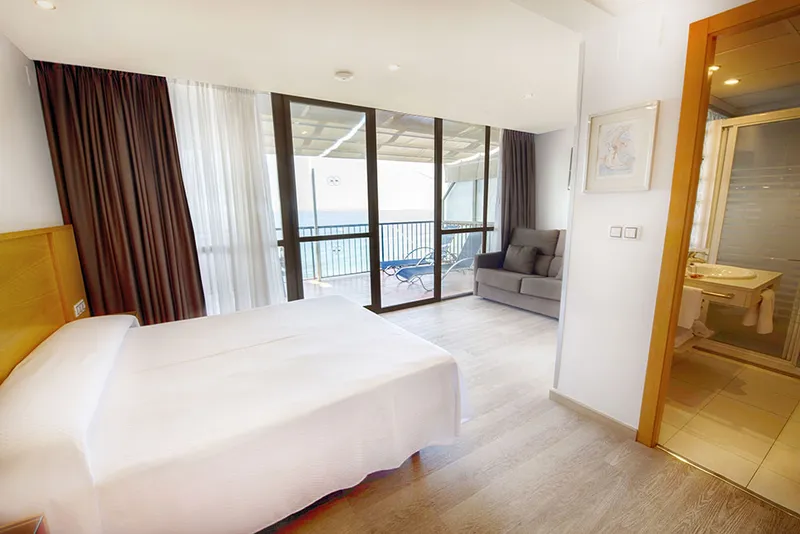 Montemar: Double room, Double bed, sofa and glass doors to a sea-facing terrace