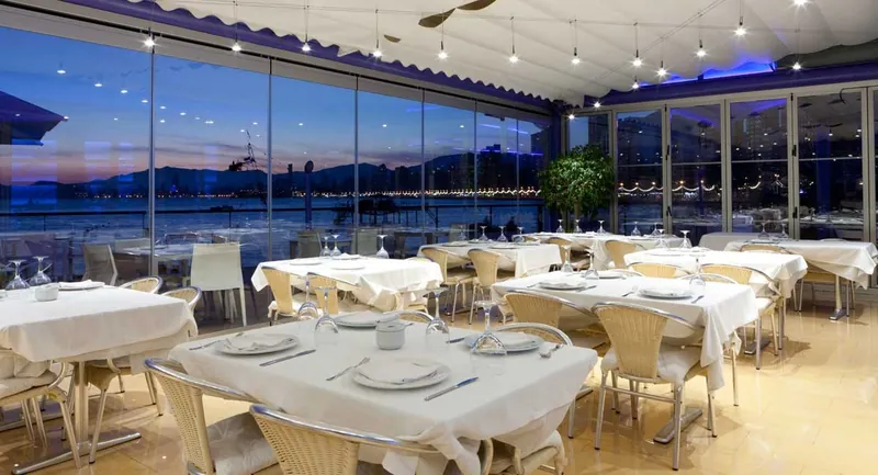 Hotel Nadal: Sea-view restaurant, Restaurant with glass walls at dusk
