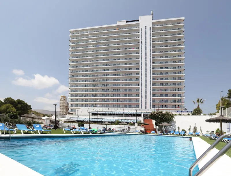 Poseidón Playa: The hotel, Hotel tower above the pool and loungers