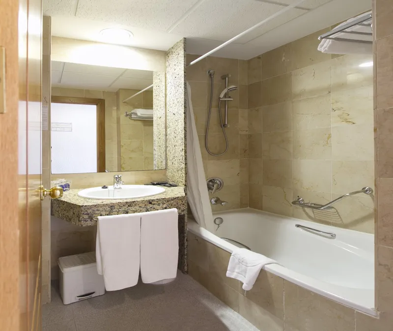Poseidón Playa: Bathroom, Bathroom with bathtub, shower and basin