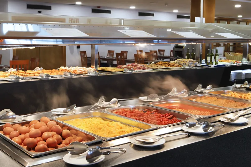 Poseidón Playa: Buffet, Hot buffet counter with trays of breakfast dishes