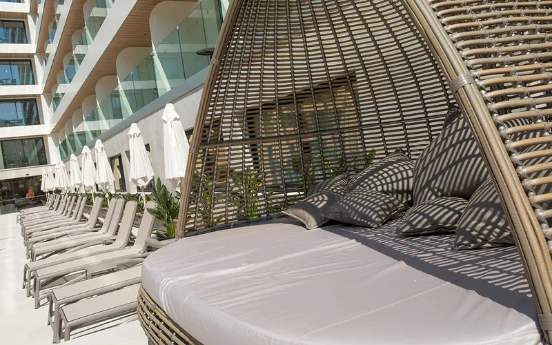 Presidente: Bali beds, Shaded day beds by the pool