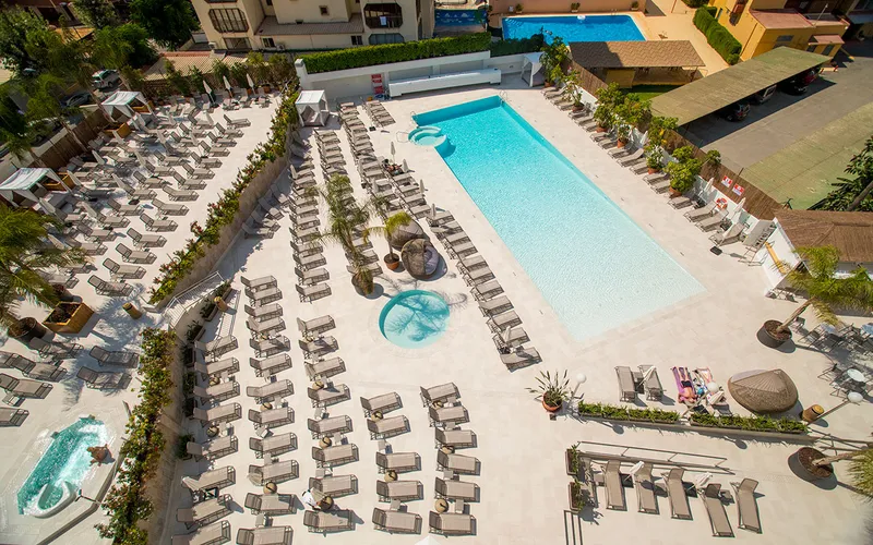 Presidente: The pool from above, Rows of free sunbeds round the main pool