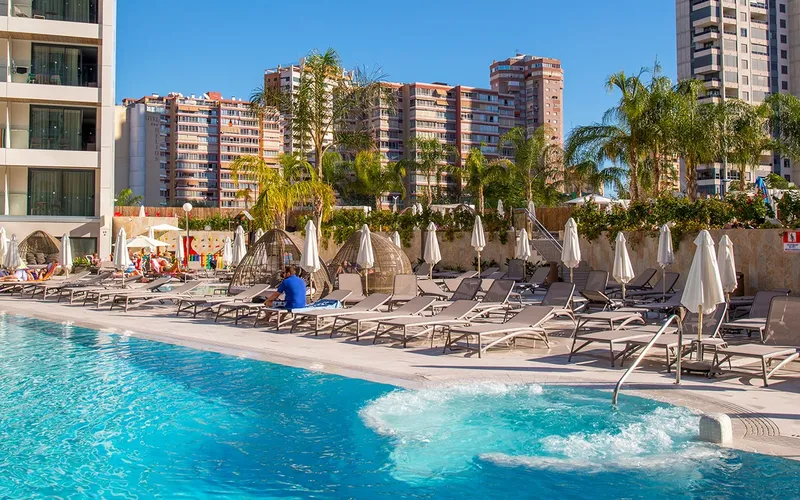 Presidente: Pool and jacuzzi, Open 08:30 to 19:00