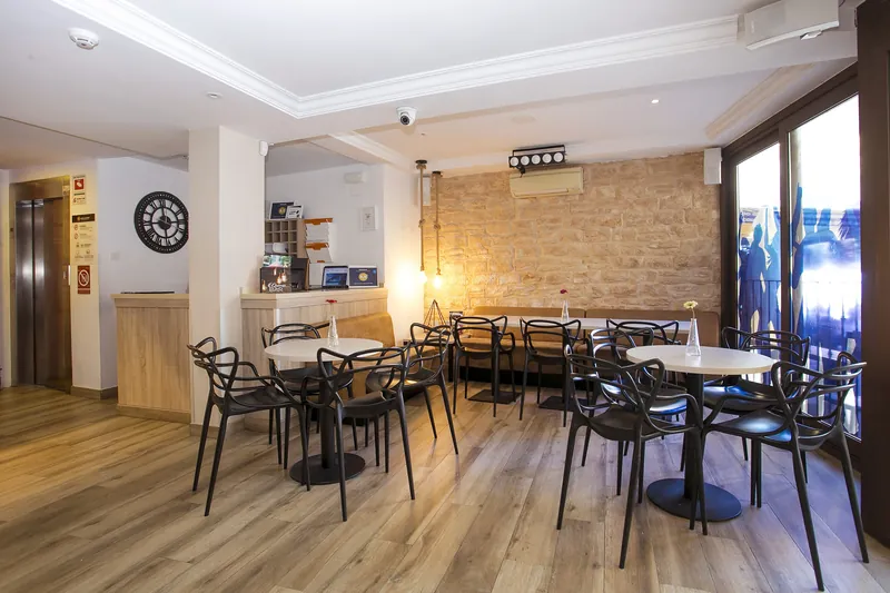 Hotel Queens: Breakfast room, Ground-floor café and breakfast tables