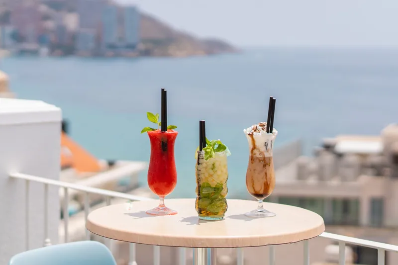 Hotel Queens: Cocktails, Drinks on a table with the sea behind