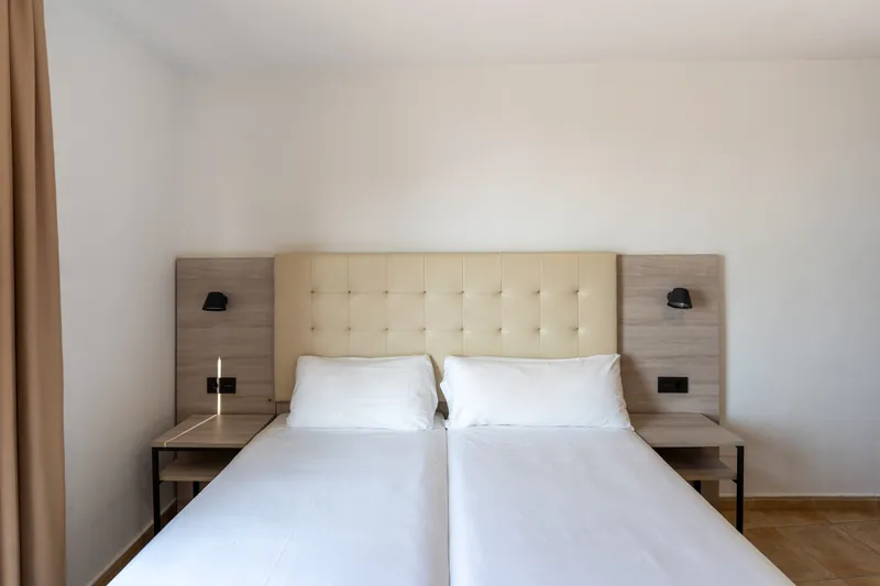 Hotel Queens: Double room, Double room with padded headboard
