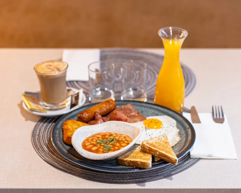 Hotel Queens: Full English, Breakfast plate with eggs, beans and sausages