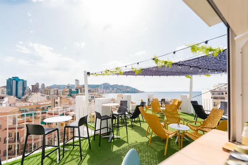 Hotel Queens: Rooftop bar, Rooftop terrace bar over the old town and bay