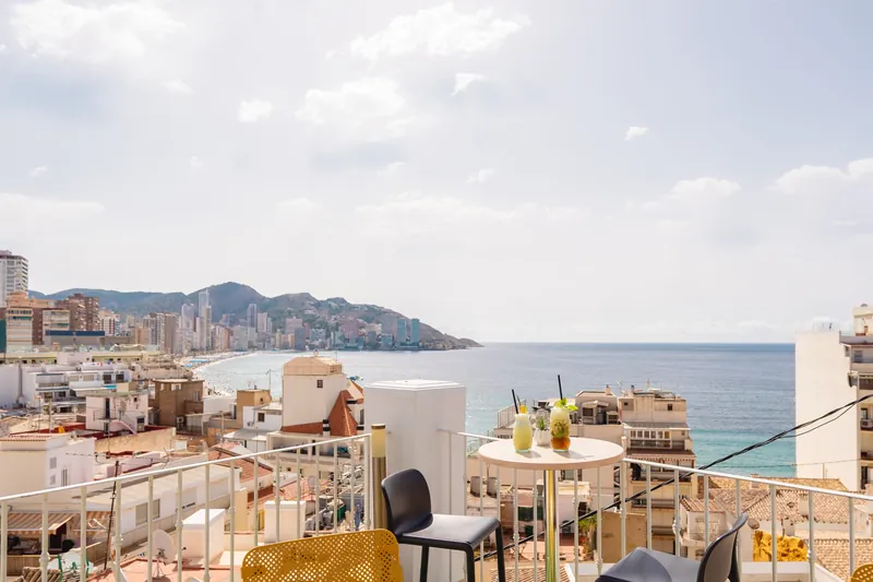 Hotel Queens: Rooftop view, Tables on the roof looking along Levante