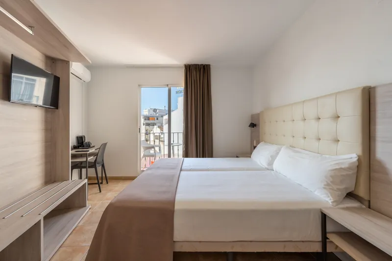 Hotel Queens: Twin room, Twin room with a balcony door