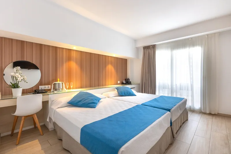 Rosamar: Twin room, Twin room in blue and white with a dressing table