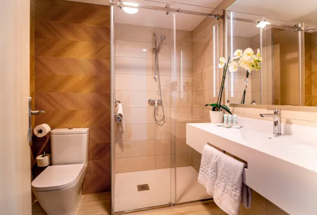 Rosamar: Bathroom, Bathroom with walk-in shower and wood-panel wall