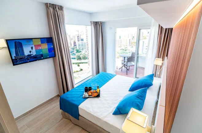 Rosamar: Double room, Double room with blue cushions and balcony doors