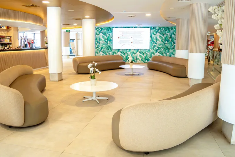 Rosamar: Lobby lounge, Lobby with curved sofas and a bar counter