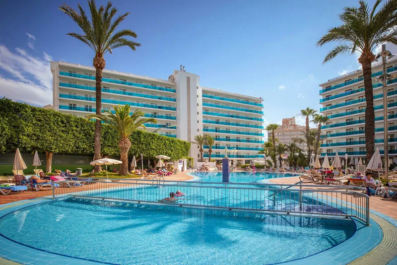 Venus: Pool, Round pool with palms and loungers below the hotel blocks