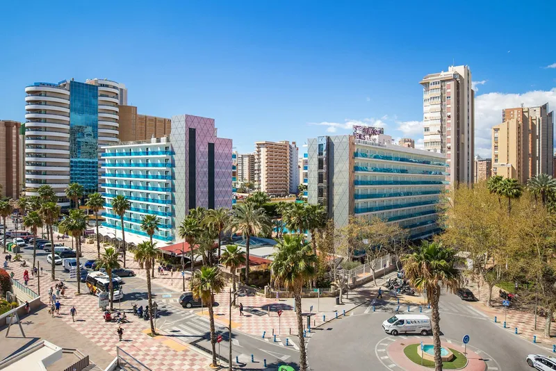 Venus: Hotel from above, Hotel blocks above a palm-lined street