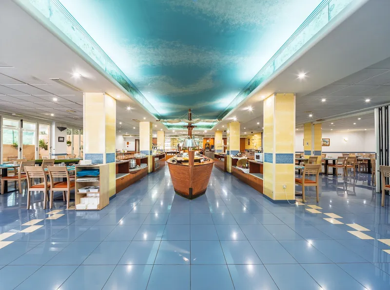 Tropic Relax: Buffet restaurant, Long buffet hall with a boat-shaped counter and tables