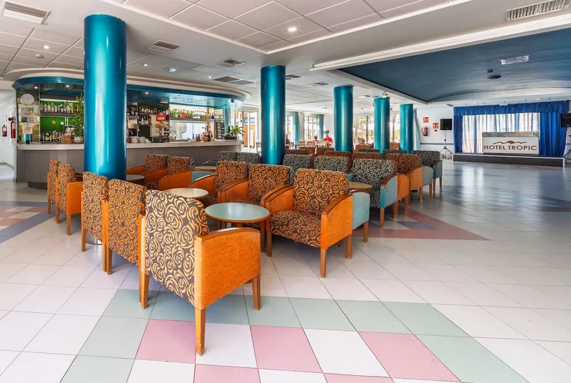 Tropic Relax: Lounge bar, Bar and lounge with orange armchairs and blue columns