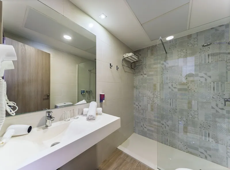Tropic Relax: Bathroom, Bathroom with walk-in shower, wide basin and hairdryer