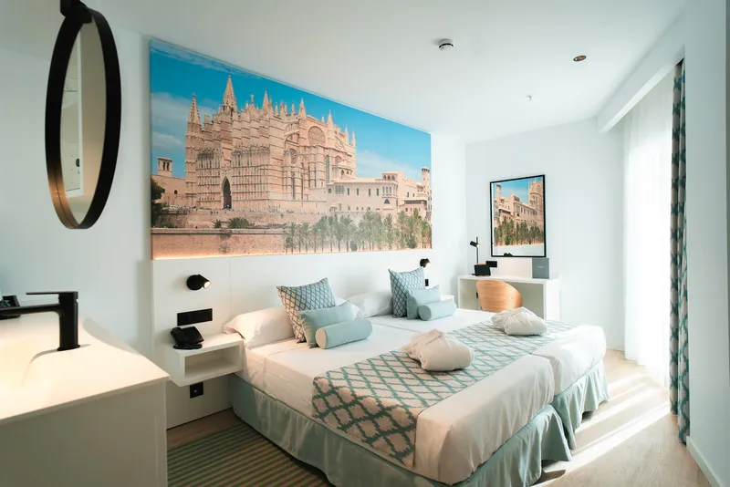 Villa España: Twin room, Twin room with a large cathedral photo above the beds