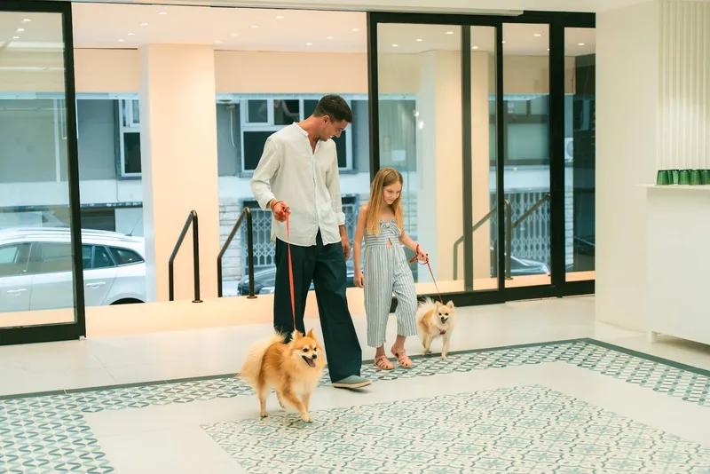 Villa España: Entrance, Guests with dogs at the tiled hotel entrance