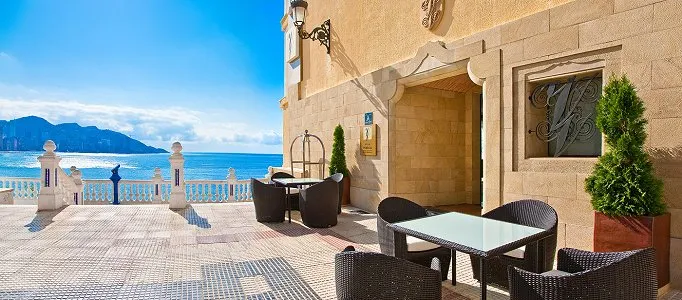 Villa Venecia: Terrace, Stone terrace with tables, balustrade and sea view