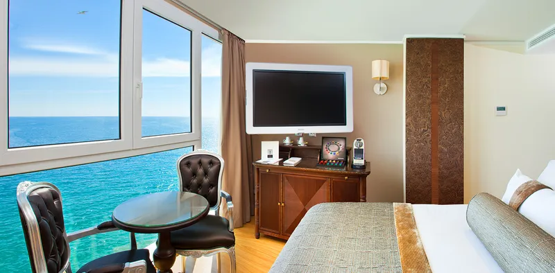 Villa Venecia: Sea-view room, Room with table and chairs by a sea-view window