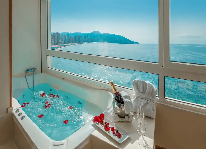 Villa Venecia: Jacuzzi room, Jacuzzi bath by a window over the bay