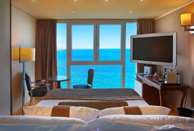 Villa Venecia: Sea-view room, Double bed facing a wide window over the sea