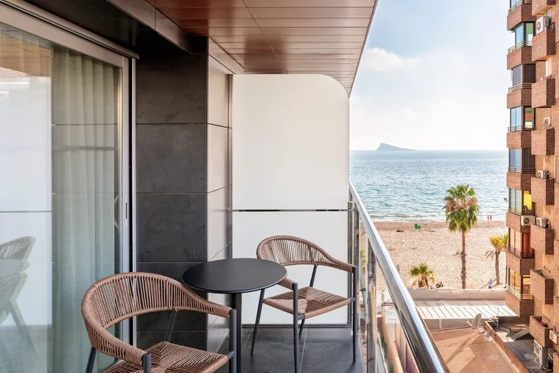INNSiDE Costablanca: Sea-view balcony, Balcony with chairs and table looking down to the beach