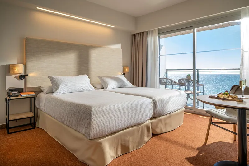 INNSiDE Costablanca: Twin room, Twin beds with table and glass doors to a sea-view balcony
